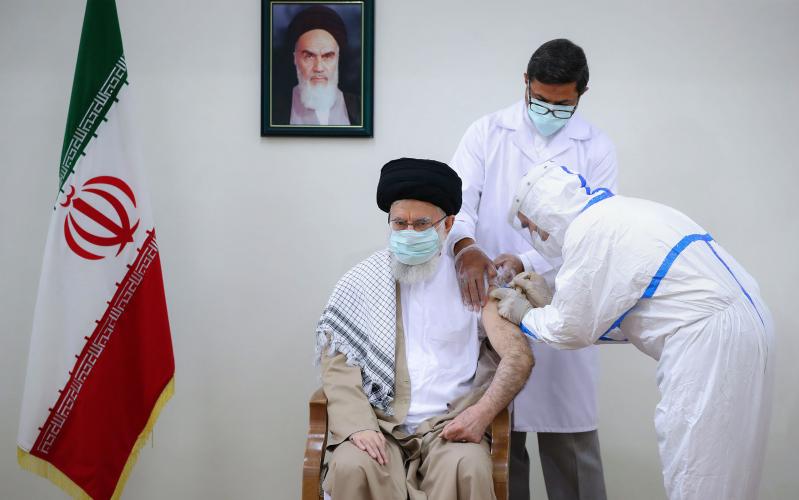 इस्लामी क्रान्ति के सुप्रीम लीडर ने कोविड-19 के ईरानी टीके की दूसरी डोज़ लगवायी