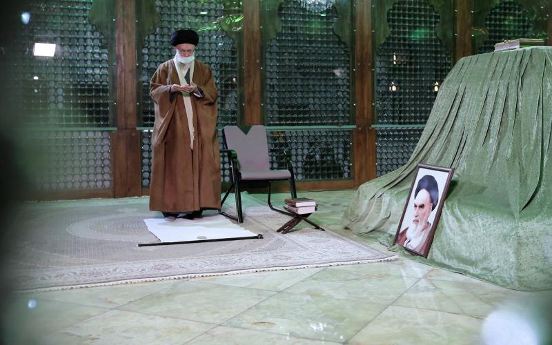 इस्लामी इंक़ेलाब की कामयाबी की 43वीं सालगिरह ‎के मौक़े पर स्व. इमाम ख़ुमैनी के मज़ार और ‎इस्लाम व ईरान की हिफ़ाज़त करने वाले शहीदों की ‎क़ब्रों की ज़ियारत