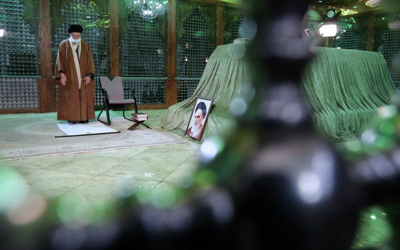 इमाम ख़ुमैनी और शहीदों के मज़ारों पर सुप्रीम लीडर की हाज़ेरी