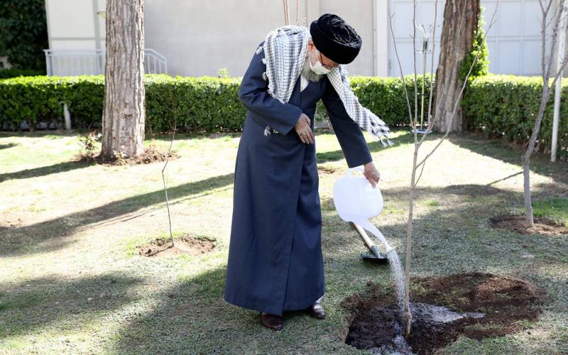 वृक्षारोपण दिवस पर आयतुल्लाह ख़ामेनेई ने दो पौधे लगाए, कहा पौधा लगाना और उसकी हिफ़ाज़त हर नागरिक की ज़िम्मेदारी