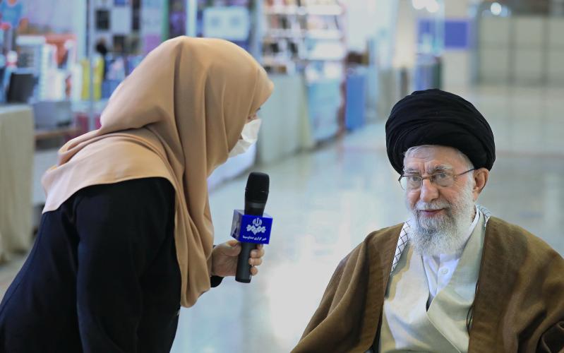 34वें तेहरान इंटरनैश्नल बुक फ़ेयर का मुआयना करने के बाद इस्लामी इंक़ेलाब के नेता की मीडिया से गुफ़तगू