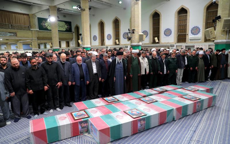 इस्लामी इंक़ेलाब के नेता ने क़ुद्स की आज़ादी की राह में शहीद होने वाले 7 शहीदों की नमाज़े जनाज़ा पढ़ाई