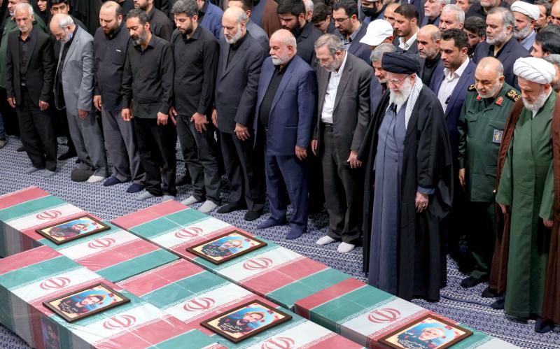 इस्लामी इंक़ेलाब के नेता क़ुद्स की आज़ादी की राह में शहीद होने वाले 7 शहीदों की नमाज़े जनाज़ा पढ़ाते हुए