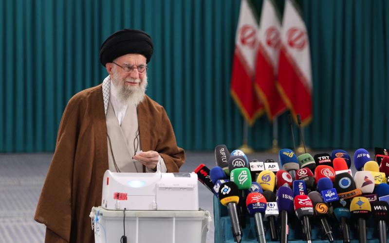 इस्लामी क्रांति के नेता ने संसद के दूसरे चरण के चुनाव में अपना वोट डाला