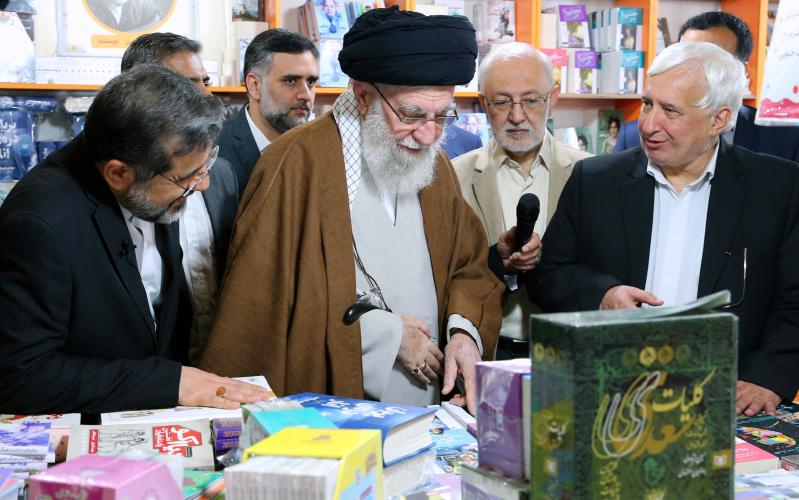 इस्लामी इंक़ेलाब के नेता तेहरान बुक फ़ेयर में 